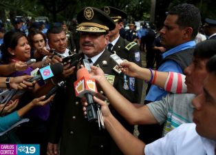 Ofrendas florales para honrar a caídos de la Policía Nacional