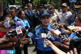 Ofrendas florales para honrar a caídos de la Policía Nacional