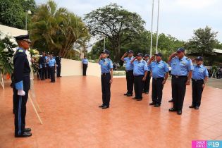 Ofrendas florales para honrar a caídos de la Policía Nacional