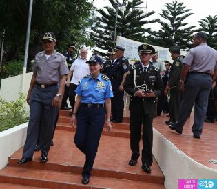 Ofrendas florales para honrar a caídos de la Policía Nacional