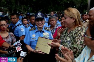 Ofrendas florales para honrar a caídos de la Policía Nacional