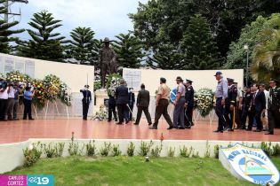 Ofrendas florales para honrar a caídos de la Policía Nacional