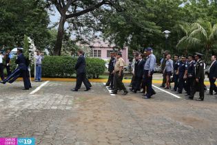 Ofrendas florales para honrar a caídos de la Policía Nacional