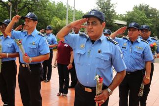 Ofrendas florales para honrar a caídos de la Policía Nacional