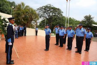 Ofrendas florales para honrar a caídos de la Policía Nacional