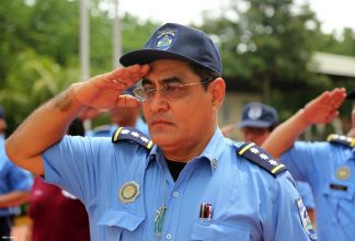 Ofrendas florales para honrar a caídos de la Policía Nacional