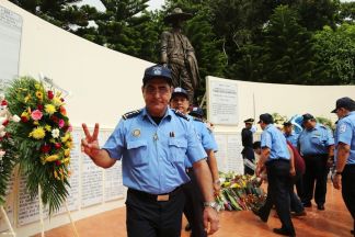 Ofrendas florales para honrar a caídos de la Policía Nacional