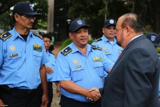 Ofrendas florales para honrar a caídos de la Policía Nacional