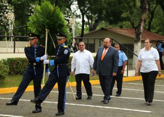 Ofrendas florales para honrar a caídos de la Policía Nacional