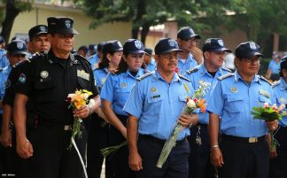 Ofrendas florales para honrar a caídos de la Policía Nacional