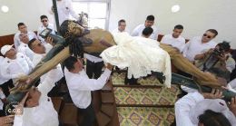 Así fue la bajada de la venerada Imágen de la Sangre de Cristo
