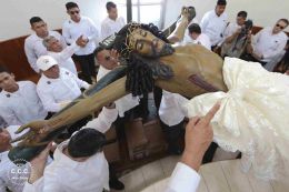 Así fue la bajada de la venerada Imágen de la Sangre de Cristo