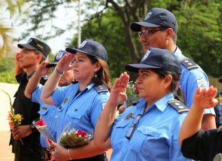 Ofrendas florales para honrar a caídos de la Policía Nacional