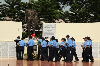 Ofrendas florales para honrar a caídos de la Policía Nacional