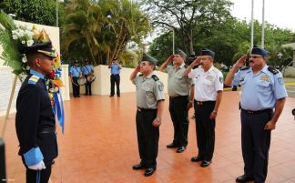 Ofrendas florales para honrar a caídos de la Policía Nacional