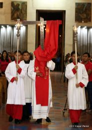 Celebran Liturgia de la Pasión y Muerte de Jesucristo