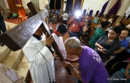 Celebran Liturgia de la Pasión y Muerte de Jesucristo