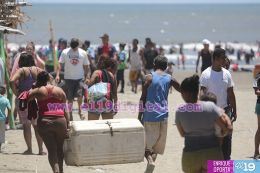 Playas y ríos  abarrotados de vacacionistas