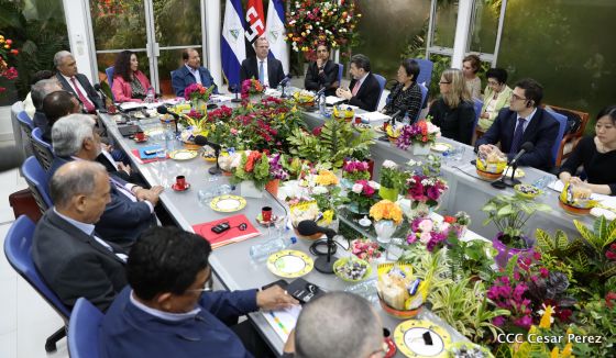 Comandante Daniel y Compañera Rosario se reúnen con Misión del FMI