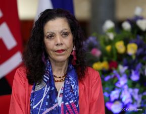 Daniel y Rosario presiden Acto de Ascenso en Grados y Entrega de Memoria Anual del Ejército