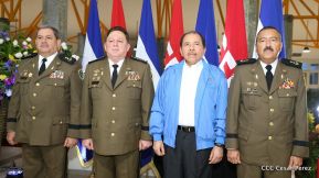 Daniel y Rosario presiden Acto de Ascenso en Grados y Entrega de Memoria Anual del Ejército