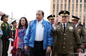 Daniel y Rosario presiden Acto de Ascenso en Grados y Entrega de Memoria Anual del Ejército
