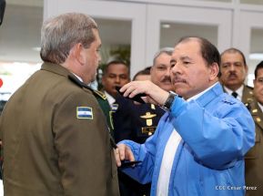 Daniel y Rosario presiden Acto de Ascenso en Grados y Entrega de Memoria Anual del Ejército