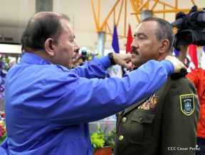 Daniel y Rosario presiden Acto de Ascenso en Grados y Entrega de Memoria Anual del Ejército