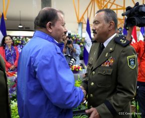 Daniel y Rosario presiden Acto de Ascenso en Grados y Entrega de Memoria Anual del Ejército