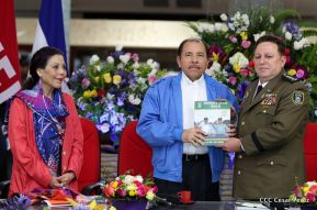 Daniel y Rosario presiden Acto de Ascenso en Grados y Entrega de Memoria Anual del Ejército