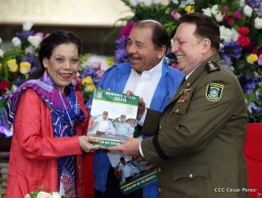 Daniel y Rosario presiden Acto de Ascenso en Grados y Entrega de Memoria Anual del Ejército