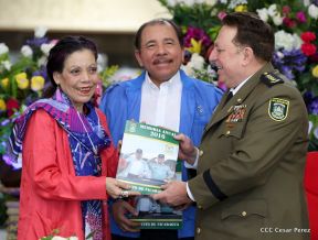 Daniel y Rosario presiden Acto de Ascenso en Grados y Entrega de Memoria Anual del Ejército