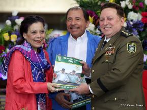 Daniel y Rosario presiden Acto de Ascenso en Grados y Entrega de Memoria Anual del Ejército