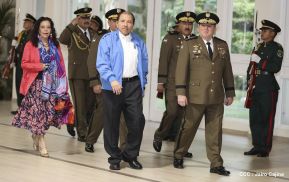 Daniel y Rosario presiden Acto de Ascenso en Grados y Entrega de Memoria Anual del Ejército