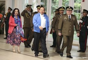 Daniel y Rosario presiden Acto de Ascenso en Grados y Entrega de Memoria Anual del Ejército