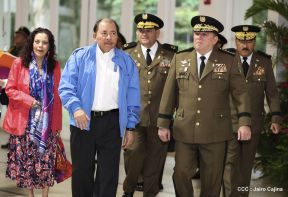 Daniel y Rosario presiden Acto de Ascenso en Grados y Entrega de Memoria Anual del Ejército
