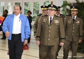 Daniel y Rosario presiden Acto de Ascenso en Grados y Entrega de Memoria Anual del Ejército