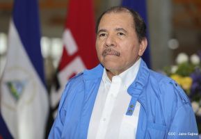 Daniel y Rosario presiden Acto de Ascenso en Grados y Entrega de Memoria Anual del Ejército