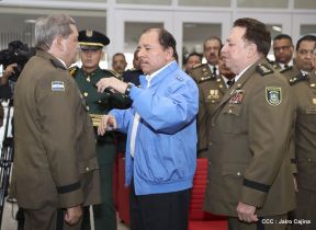 Daniel y Rosario presiden Acto de Ascenso en Grados y Entrega de Memoria Anual del Ejército