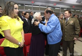 Daniel y Rosario presiden Acto de Ascenso en Grados y Entrega de Memoria Anual del Ejército