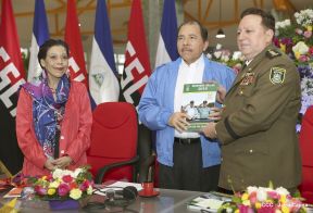 Daniel y Rosario presiden Acto de Ascenso en Grados y Entrega de Memoria Anual del Ejército