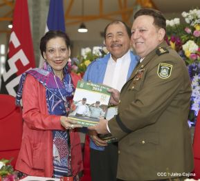 Daniel y Rosario presiden Acto de Ascenso en Grados y Entrega de Memoria Anual del Ejército