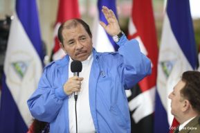 Daniel y Rosario presiden Acto de Ascenso en Grados y Entrega de Memoria Anual del Ejército