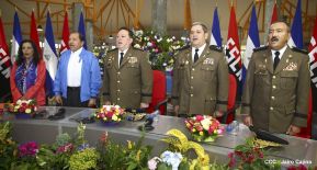 Daniel y Rosario presiden Acto de Ascenso en Grados y Entrega de Memoria Anual del Ejército