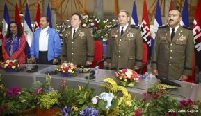 Daniel y Rosario presiden Acto de Ascenso en Grados y Entrega de Memoria Anual del Ejército