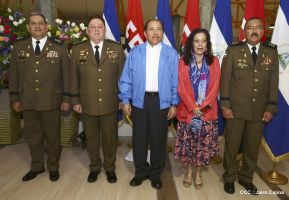 Daniel y Rosario presiden Acto de Ascenso en Grados y Entrega de Memoria Anual del Ejército