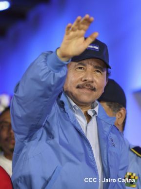 Daniel y Rosario presiden acto del 122 Aniversario del Natalicio del General Sandino