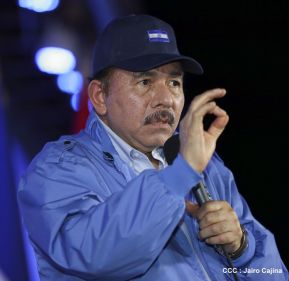 Daniel y Rosario presiden acto del 122 Aniversario del Natalicio del General Sandino