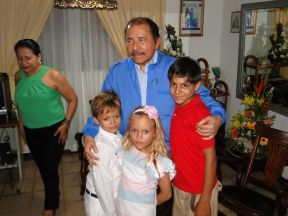 Presidente Daniel celebra el 84 aniversario natal de Blanca Segovia Sandino Aráuz