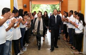 Daniel y Rosario rinden homenaje al Padre Miguel D'Escoto